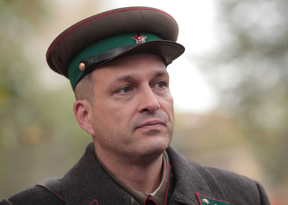 Многие задаются вопросом, почему Евгений Воловенко больше не снимается в сериале По законам военного времени и почему его персонаж Рокотов отсутствует в