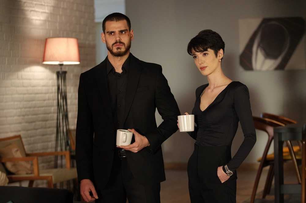 Турецкий сериал «девушка за стеклом | camdaki kız» 1, 2, 3 сезон (2021-2023) – дата выхода на канале «kanal d», сюжет, график серий, анонс новой серии, актеры и роли, кадры