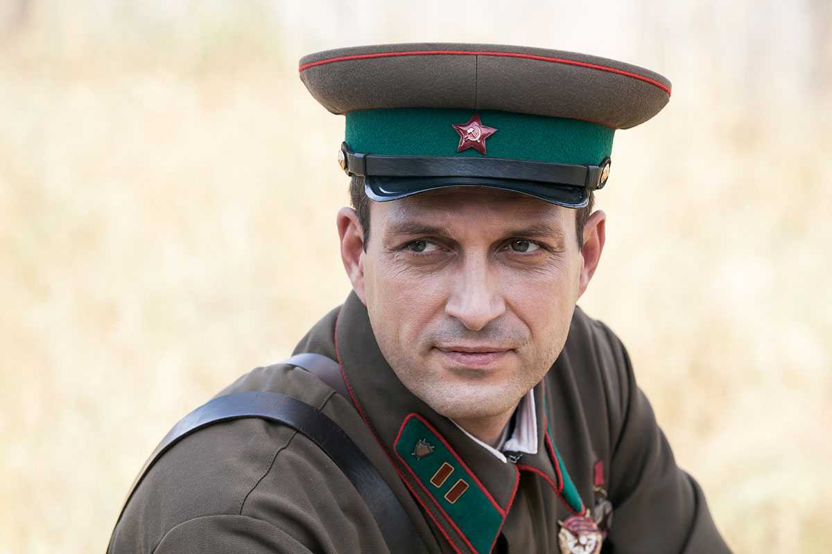 Многие задаются вопросом, почему Евгений Воловенко больше не снимается в сериале По законам военного времени и почему его персонаж Рокотов отсутствует в