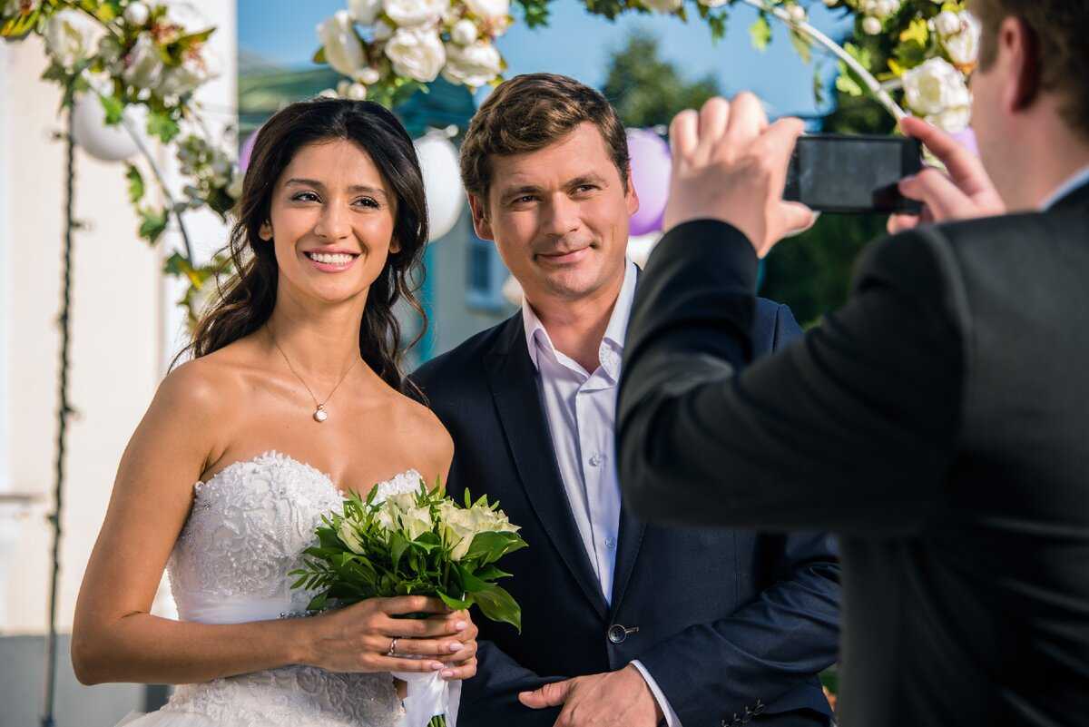 За первого встречного 2 сезон — продолжение мелодраматического сериала на Первом канале Дата выхода 2 сезона Описание серий Трейлер